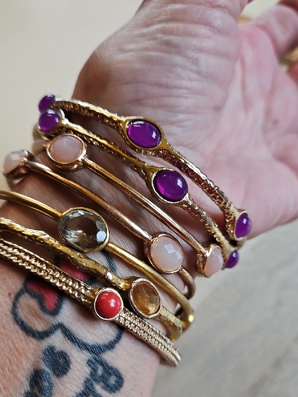 Lot Of 7 Gold Tone Multi-Gem Bangles Purple Pink Gray Red Textured Stack Them! - Picture 1 of 9